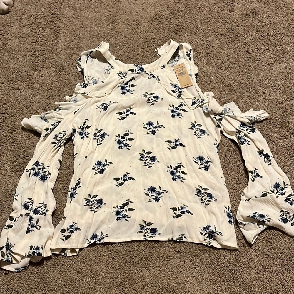 American eagle shoulder cut out shirt